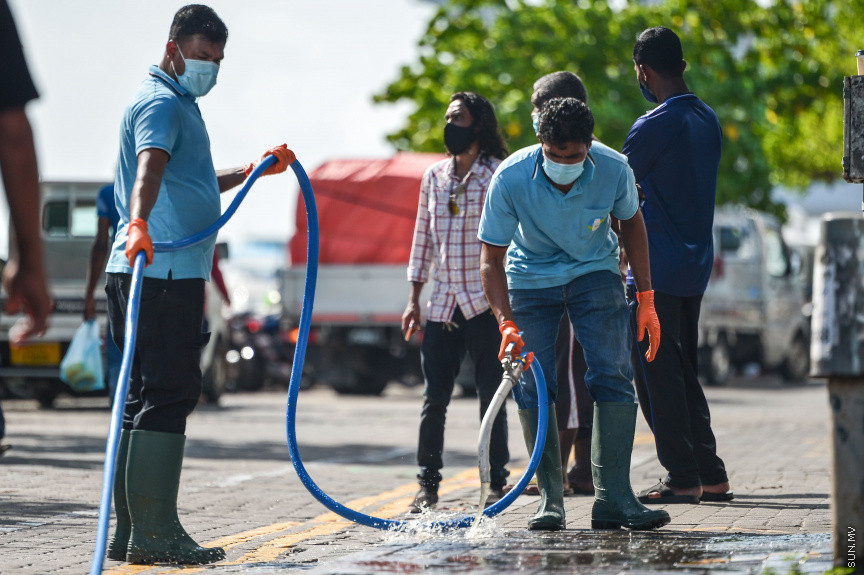 މޭ 22، 2021: މާލޭ ސިޓީ ކައުންސިލުގެ ފަރާތުން މާލޭގެ މަގުތައް ޑިސްއިންފެކްޓުކުރަން ފެށުން -- ސަން ފޮޓޯ/ ފަޔާޒު މޫސާ