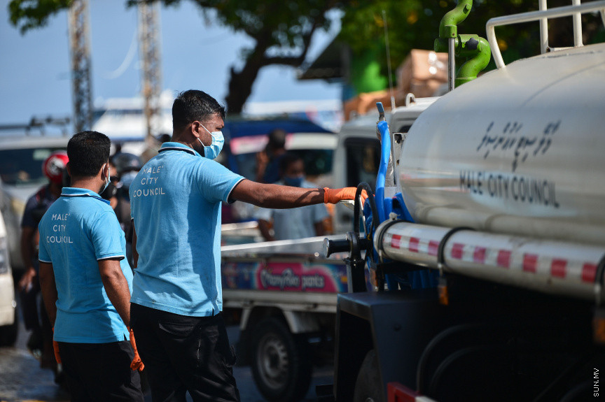 މޭ 22، 2021: މާލޭ ސިޓީ ކައުންސިލުގެ ފަރާތުން މާލޭގެ މަގުތައް ޑިސްއިންފެކްޓުކުރަން ފެށުން -- ސަން ފޮޓޯ/ ފަޔާޒު މޫސާ