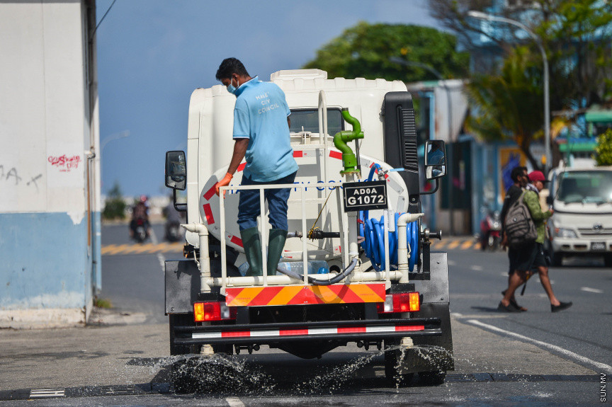 މޭ 22، 2021: މާލޭ ސިޓީ ކައުންސިލުގެ ފަރާތުން މާލޭގެ މަގުތައް ޑިސްއިންފެކްޓުކުރަން ފެށުން -- ސަން ފޮޓޯ/ ފަޔާޒު މޫސާ