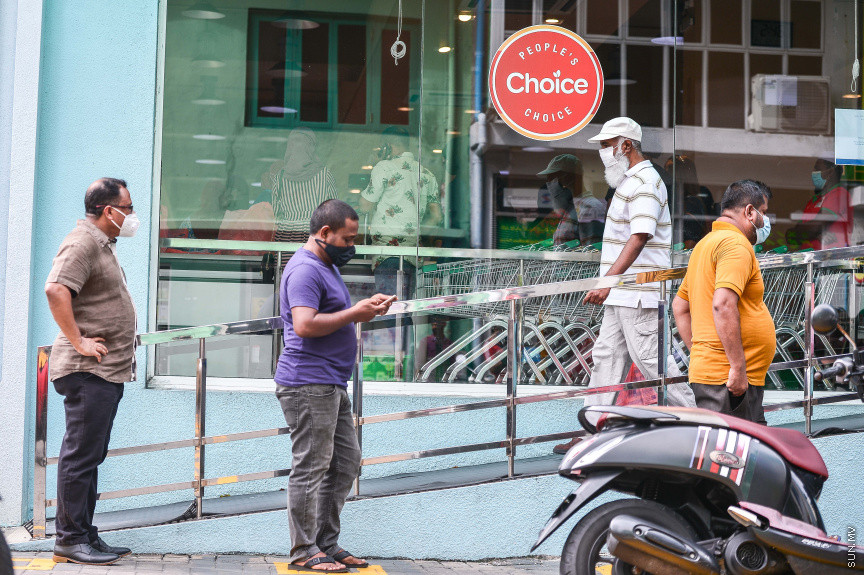 މޭ 25، 2021: މާލޭ ސަރަހައްދުގައި ކޮވިޑް19ގެ ހާލަތު އިންތިހާއަށް ގޯސް ވުމާއި ގުޅިގެން މާދަމާ އިން ފެށިގެން މާލެ ސަރަހައްދުގައި އަޅާފައިވާ ހަރުކަށި ފިޔަވަޅުތަކާ ގުޅިގެން ގިނަބަޔަކު ބާޒާރުކުރުމުގައި: ކާފިއު ނޫން ވަގުތުގައި ވެސް ބޭރަށް ނިކުމެވޭނީ  ފުލުހުން ދޫކުރާ ހާއްސަ ހުއްދައަކާއެކު -- ސަން ފޮޓޯ/ ފަޔާޒު މޫސާ
