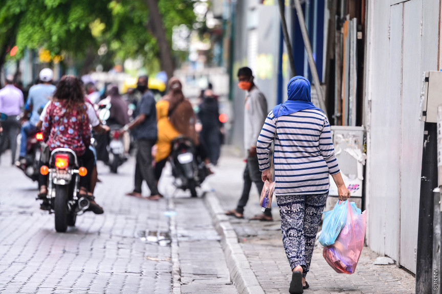 މޭ 25، 2021: މާލޭ ސަރަހައްދުގައި ކޮވިޑް19ގެ ހާލަތު އިންތިހާއަށް ގޯސް ވުމާއި ގުޅިގެން މާދަމާ އިން ފެށިގެން މާލެ ސަރަހައްދުގައި އަޅާފައިވާ ހަރުކަށި ފިޔަވަޅުތަކާ ގުޅިގެން ގިނަބަޔަކު ބާޒާރުކުރުމުގައި: ކާފިއު ނޫން ވަގުތުގައި ވެސް ބޭރަށް ނިކުމެވޭނީ  ފުލުހުން ދޫކުރާ ހާއްސަ ހުއްދައަކާއެކު -- ސަން ފޮޓޯ/ ފަޔާޒު މޫސާ