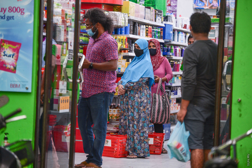 މޭ 25، 2021: މާލޭ ސަރަހައްދުގައި ކޮވިޑް19ގެ ހާލަތު އިންތިހާއަށް ގޯސް ވުމާއި ގުޅިގެން މާދަމާ އިން ފެށިގެން މާލެ ސަރަހައްދުގައި އަޅާފައިވާ ހަރުކަށި ފިޔަވަޅުތަކާ ގުޅިގެން ގިނަބަޔަކު ބާޒާރުކުރުމުގައި: ކާފިއު ނޫން ވަގުތުގައި ވެސް ބޭރަށް ނިކުމެވޭނީ  ފުލުހުން ދޫކުރާ ހާއްސަ ހުއްދައަކާއެކު -- ސަން ފޮޓޯ/ ފަޔާޒު މޫސާ