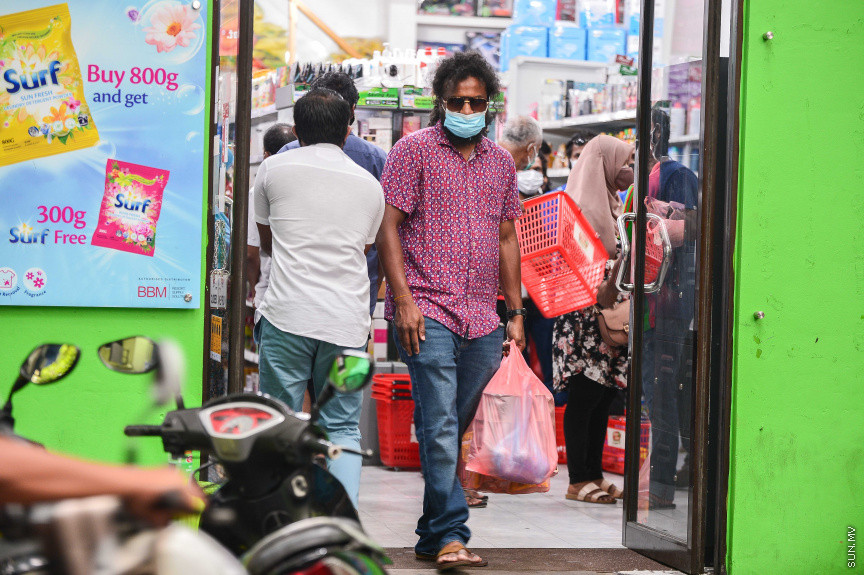 މޭ 25، 2021: މާލޭ ސަރަހައްދުގައި ކޮވިޑް19ގެ ހާލަތު އިންތިހާއަށް ގޯސް ވުމާއި ގުޅިގެން މާދަމާ އިން ފެށިގެން މާލެ ސަރަހައްދުގައި އަޅާފައިވާ ހަރުކަށި ފިޔަވަޅުތަކާ ގުޅިގެން ގިނަބަޔަކު ބާޒާރުކުރުމުގައި: ކާފިއު ނޫން ވަގުތުގައި ވެސް ބޭރަށް ނިކުމެވޭނީ  ފުލުހުން ދޫކުރާ ހާއްސަ ހުއްދައަކާއެކު -- ސަން ފޮޓޯ/ ފަޔާޒު މޫސާ
