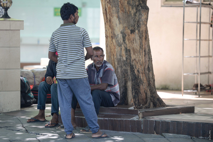 މޭ 26، 2021: ރާއްޖޭއަށް ކޮވިޑް-19 ގެ ހަތަރުވަނަ އަދި އެންމެ ނުރައްކާތެރި ރާޅު ބިންދާލުމާއެކު ކަމާބެހޭ ފަރާތްތަކުން ވަނީ ބަލި ހުއްޓުަވަން ފިޔަވަޅުތައް ހަރުކަށިކޮށް މަސައްކަތް ފަށާފަ އެވެ. އެގޮތުން ކާފިއު ގަޑި އިތުރުކޮށް ބޭރަށް ދާން ވަކި ހުއްދައެއް ހޯދައި، މޮނިޓަރިންގްގައި ހުރި ހުރިހާ ރަށެއްގައިވެސް ކާފިއު ވަނީ އިއުލާންކޮށްފަ އެވެ. އެހެންނަމަވެސް ފިޔަވަޅުތައް ހަރުކަށިކުރި ފުރަތަމަ ދުވަހުވެސް ވެރިރަށް މާލޭގެ މަގުތައް މަތިން ފެނިގެންދިޔައީ ގިނަ ބަޔަކަށް އަދިވެސް އެކަން ރޭކާނުލާތަނެވެ. ނޫނީ ފިޔަވަޅުތަކަށް ބީރު ކަންފަތެއް ދޭ ތަނެވެ. އަދިވެސް ބަލީގެ ނުރައްކަލަށް ހޭލުންތެރި ނުވާތަނެވެ -- ސަން ފޮޓޯ/ ފަޔާޒު މޫސާ