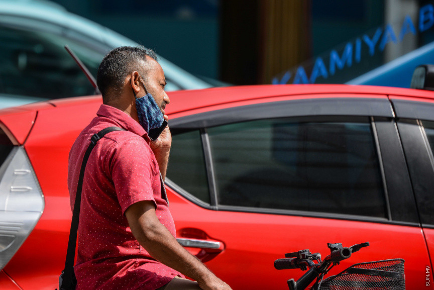މޭ 26، 2021: ރާއްޖޭއަށް ކޮވިޑް-19 ގެ ހަތަރުވަނަ އަދި އެންމެ ނުރައްކާތެރި ރާޅު ބިންދާލުމާއެކު ކަމާބެހޭ ފަރާތްތަކުން ވަނީ ބަލި ހުއްޓުަވަން ފިޔަވަޅުތައް ހަރުކަށިކޮށް މަސައްކަތް ފަށާފަ އެވެ. އެގޮތުން ކާފިއު ގަޑި އިތުރުކޮށް ބޭރަށް ދާން ވަކި ހުއްދައެއް ހޯދައި، މޮނިޓަރިންގްގައި ހުރި ހުރިހާ ރަށެއްގައިވެސް ކާފިއު ވަނީ އިއުލާންކޮށްފަ އެވެ. އެހެންނަމަވެސް ފިޔަވަޅުތައް ހަރުކަށިކުރި ފުރަތަމަ ދުވަހުވެސް ވެރިރަށް މާލޭގެ މަގުތައް މަތިން ފެނިގެންދިޔައީ ގިނަ ބަޔަކަށް އަދިވެސް އެކަން ރޭކާނުލާތަނެވެ. ނޫނީ ފިޔަވަޅުތަކަށް ބީރު ކަންފަތެއް ދޭ ތަނެވެ. އަދިވެސް ބަލީގެ ނުރައްކަލަށް ހޭލުންތެރި ނުވާތަނެވެ -- ސަން ފޮޓޯ/ ފަޔާޒު މޫސާ