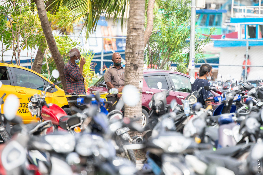 މޭ 26، 2021: ރާއްޖޭއަށް ކޮވިޑް-19 ގެ ހަތަރުވަނަ އަދި އެންމެ ނުރައްކާތެރި ރާޅު ބިންދާލުމާއެކު ކަމާބެހޭ ފަރާތްތަކުން ވަނީ ބަލި ހުއްޓުަވަން ފިޔަވަޅުތައް ހަރުކަށިކޮށް މަސައްކަތް ފަށާފަ އެވެ. އެގޮތުން ކާފިއު ގަޑި އިތުރުކޮށް ބޭރަށް ދާން ވަކި ހުއްދައެއް ހޯދައި، މޮނިޓަރިންގްގައި ހުރި ހުރިހާ ރަށެއްގައިވެސް ކާފިއު ވަނީ އިއުލާންކޮށްފަ އެވެ. އެހެންނަމަވެސް ފިޔަވަޅުތައް ހަރުކަށިކުރި ފުރަތަމަ ދުވަހުވެސް ވެރިރަށް މާލޭގެ މަގުތައް މަތިން ފެނިގެންދިޔައީ ގިނަ ބަޔަކަށް އަދިވެސް އެކަން ރޭކާނުލާތަނެވެ. ނޫނީ ފިޔަވަޅުތަކަށް ބީރު ކަންފަތެއް ދޭ ތަނެވެ. އަދިވެސް ބަލީގެ ނުރައްކަލަށް ހޭލުންތެރި ނުވާތަނެވެ -- ސަން ފޮޓޯ/ ފަޔާޒު މޫސާ
