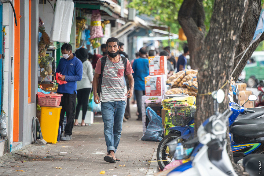 މޭ 26، 2021: ރާއްޖޭއަށް ކޮވިޑް-19 ގެ ހަތަރުވަނަ އަދި އެންމެ ނުރައްކާތެރި ރާޅު ބިންދާލުމާއެކު ކަމާބެހޭ ފަރާތްތަކުން ވަނީ ބަލި ހުއްޓުަވަން ފިޔަވަޅުތައް ހަރުކަށިކޮށް މަސައްކަތް ފަށާފަ އެވެ. އެގޮތުން ކާފިއު ގަޑި އިތުރުކޮށް ބޭރަށް ދާން ވަކި ހުއްދައެއް ހޯދައި، މޮނިޓަރިންގްގައި ހުރި ހުރިހާ ރަށެއްގައިވެސް ކާފިއު ވަނީ އިއުލާންކޮށްފަ އެވެ. އެހެންނަމަވެސް ފިޔަވަޅުތައް ހަރުކަށިކުރި ފުރަތަމަ ދުވަހުވެސް ވެރިރަށް މާލޭގެ މަގުތައް މަތިން ފެނިގެންދިޔައީ ގިނަ ބަޔަކަށް އަދިވެސް އެކަން ރޭކާނުލާތަނެވެ. ނޫނީ ފިޔަވަޅުތަކަށް ބީރު ކަންފަތެއް ދޭ ތަނެވެ. އަދިވެސް ބަލީގެ ނުރައްކަލަށް ހޭލުންތެރި ނުވާތަނެވެ -- ސަން ފޮޓޯ/ ފަޔާޒު މޫސާ