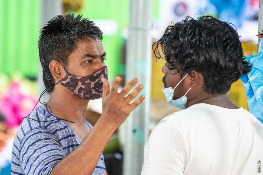 މޭ 26، 2021: ރާއްޖޭއަށް ކޮވިޑް-19 ގެ ހަތަރުވަނަ އަދި އެންމެ ނުރައްކާތެރި ރާޅު ބިންދާލުމާއެކު ކަމާބެހޭ ފަރާތްތަކުން ވަނީ ބަލި ހުއްޓުަވަން ފިޔަވަޅުތައް ހަރުކަށިކޮށް މަސައްކަތް ފަށާފަ އެވެ. އެގޮތުން ކާފިއު ގަޑި އިތުރުކޮށް ބޭރަށް ދާން ވަކި ހުއްދައެއް ހޯދައި، މޮނިޓަރިންގްގައި ހުރި ހުރިހާ ރަށެއްގައިވެސް ކާފިއު ވަނީ އިއުލާންކޮށްފަ އެވެ. އެހެންނަމަވެސް ފިޔަވަޅުތައް ހަރުކަށިކުރި ފުރަތަމަ ދުވަހުވެސް ވެރިރަށް މާލޭގެ މަގުތައް މަތިން ފެނިގެންދިޔައީ ގިނަ ބަޔަކަށް އަދިވެސް އެކަން ރޭކާނުލާތަނެވެ. ނޫނީ ފިޔަވަޅުތަކަށް ބީރު ކަންފަތެއް ދޭ ތަނެވެ. އަދިވެސް ބަލީގެ ނުރައްކަލަށް ހޭލުންތެރި ނުވާތަނެވެ -- ސަން ފޮޓޯ/ ފަޔާޒު މޫސާ