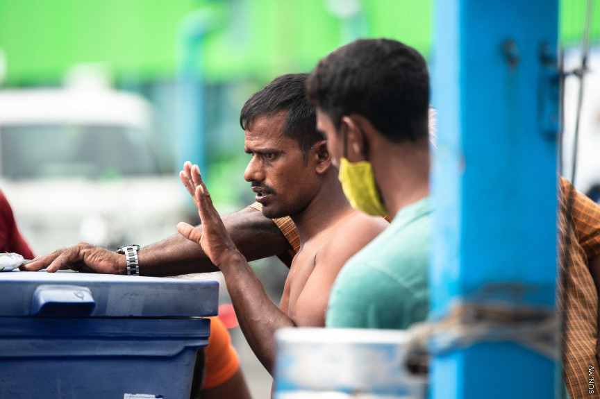 މޭ 26، 2021: ރާއްޖޭއަށް ކޮވިޑް-19 ގެ ހަތަރުވަނަ އަދި އެންމެ ނުރައްކާތެރި ރާޅު ބިންދާލުމާއެކު ކަމާބެހޭ ފަރާތްތަކުން ވަނީ ބަލި ހުއްޓުަވަން ފިޔަވަޅުތައް ހަރުކަށިކޮށް މަސައްކަތް ފަށާފަ އެވެ. އެގޮތުން ކާފިއު ގަޑި އިތުރުކޮށް ބޭރަށް ދާން ވަކި ހުއްދައެއް ހޯދައި، މޮނިޓަރިންގްގައި ހުރި ހުރިހާ ރަށެއްގައިވެސް ކާފިއު ވަނީ އިއުލާންކޮށްފަ އެވެ. އެހެންނަމަވެސް ފިޔަވަޅުތައް ހަރުކަށިކުރި ފުރަތަމަ ދުވަހުވެސް ވެރިރަށް މާލޭގެ މަގުތައް މަތިން ފެނިގެންދިޔައީ ގިނަ ބަޔަކަށް އަދިވެސް އެކަން ރޭކާނުލާތަނެވެ. ނޫނީ ފިޔަވަޅުތަކަށް ބީރު ކަންފަތެއް ދޭ ތަނެވެ. އަދިވެސް ބަލީގެ ނުރައްކަލަށް ހޭލުންތެރި ނުވާތަނެވެ -- ސަން ފޮޓޯ/ ފަޔާޒު މޫސާ