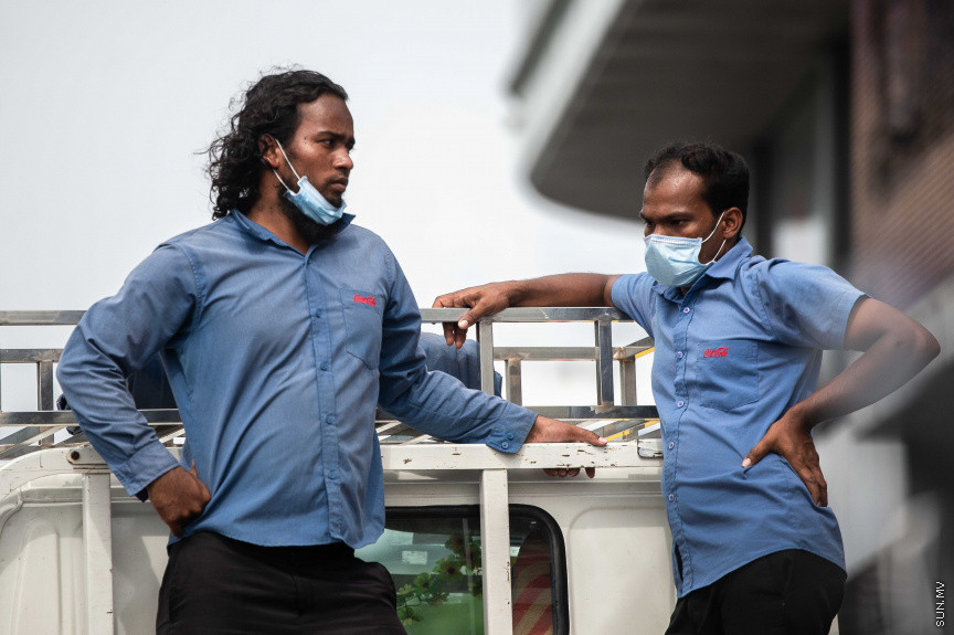 މޭ 26، 2021: ރާއްޖޭއަށް ކޮވިޑް-19 ގެ ހަތަރުވަނަ އަދި އެންމެ ނުރައްކާތެރި ރާޅު ބިންދާލުމާއެކު ކަމާބެހޭ ފަރާތްތަކުން ވަނީ ބަލި ހުއްޓުަވަން ފިޔަވަޅުތައް ހަރުކަށިކޮށް މަސައްކަތް ފަށާފަ އެވެ. އެގޮތުން ކާފިއު ގަޑި އިތުރުކޮށް ބޭރަށް ދާން ވަކި ހުއްދައެއް ހޯދައި، މޮނިޓަރިންގްގައި ހުރި ހުރިހާ ރަށެއްގައިވެސް ކާފިއު ވަނީ އިއުލާންކޮށްފަ އެވެ. އެހެންނަމަވެސް ފިޔަވަޅުތައް ހަރުކަށިކުރި ފުރަތަމަ ދުވަހުވެސް ވެރިރަށް މާލޭގެ މަގުތައް މަތިން ފެނިގެންދިޔައީ ގިނަ ބަޔަކަށް އަދިވެސް އެކަން ރޭކާނުލާތަނެވެ. ނޫނީ ފިޔަވަޅުތަކަށް ބީރު ކަންފަތެއް ދޭ ތަނެވެ. އަދިވެސް ބަލީގެ ނުރައްކަލަށް ހޭލުންތެރި ނުވާތަނެވެ -- ސަން ފޮޓޯ/ ފަޔާޒު މޫސާ