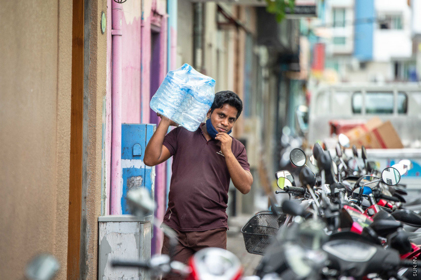 މޭ 26، 2021: ރާއްޖޭއަށް ކޮވިޑް-19 ގެ ހަތަރުވަނަ އަދި އެންމެ ނުރައްކާތެރި ރާޅު ބިންދާލުމާއެކު ކަމާބެހޭ ފަރާތްތަކުން ވަނީ ބަލި ހުއްޓުަވަން ފިޔަވަޅުތައް ހަރުކަށިކޮށް މަސައްކަތް ފަށާފަ އެވެ. އެގޮތުން ކާފިއު ގަޑި އިތުރުކޮށް ބޭރަށް ދާން ވަކި ހުއްދައެއް ހޯދައި، މޮނިޓަރިންގްގައި ހުރި ހުރިހާ ރަށެއްގައިވެސް ކާފިއު ވަނީ އިއުލާންކޮށްފަ އެވެ. އެހެންނަމަވެސް ފިޔަވަޅުތައް ހަރުކަށިކުރި ފުރަތަމަ ދުވަހުވެސް ވެރިރަށް މާލޭގެ މަގުތައް މަތިން ފެނިގެންދިޔައީ ގިނަ ބަޔަކަށް އަދިވެސް އެކަން ރޭކާނުލާތަނެވެ. ނޫނީ ފިޔަވަޅުތަކަށް ބީރު ކަންފަތެއް ދޭ ތަނެވެ. އަދިވެސް ބަލީގެ ނުރައްކަލަށް ހޭލުންތެރި ނުވާތަނެވެ -- ސަން ފޮޓޯ/ ފަޔާޒު މޫސާ