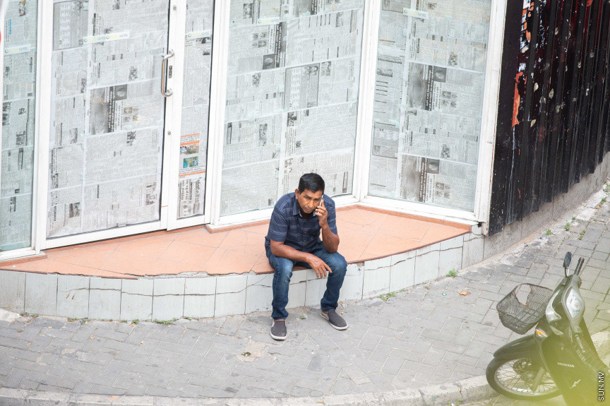 މޭ 26، 2021: ރާއްޖޭއަށް ކޮވިޑް-19 ގެ ހަތަރުވަނަ އަދި އެންމެ ނުރައްކާތެރި ރާޅު ބިންދާލުމާއެކު ކަމާބެހޭ ފަރާތްތަކުން ވަނީ ބަލި ހުއްޓުަވަން ފިޔަވަޅުތައް ހަރުކަށިކޮށް މަސައްކަތް ފަށާފަ އެވެ. އެގޮތުން ކާފިއު ގަޑި އިތުރުކޮށް ބޭރަށް ދާން ވަކި ހުއްދައެއް ހޯދައި، މޮނިޓަރިންގްގައި ހުރި ހުރިހާ ރަށެއްގައިވެސް ކާފިއު ވަނީ އިއުލާންކޮށްފަ އެވެ. އެހެންނަމަވެސް ފިޔަވަޅުތައް ހަރުކަށިކުރި ފުރަތަމަ ދުވަހުވެސް ވެރިރަށް މާލޭގެ މަގުތައް މަތިން ފެނިގެންދިޔައީ ގިނަ ބަޔަކަށް އަދިވެސް އެކަން ރޭކާނުލާތަނެވެ. ނޫނީ ފިޔަވަޅުތަކަށް ބީރު ކަންފަތެއް ދޭ ތަނެވެ. އަދިވެސް ބަލީގެ ނުރައްކަލަށް ހޭލުންތެރި ނުވާތަނެވެ -- ސަން ފޮޓޯ/ ފަޔާޒު މޫސާ