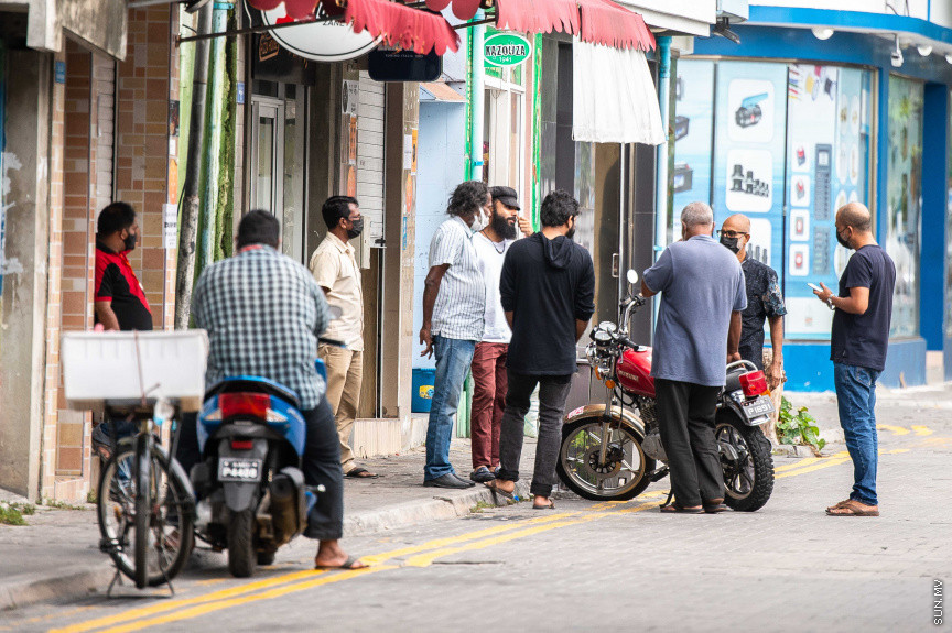 މޭ 26، 2021: ރާއްޖޭއަށް ކޮވިޑް-19 ގެ ހަތަރުވަނަ އަދި އެންމެ ނުރައްކާތެރި ރާޅު ބިންދާލުމާއެކު ކަމާބެހޭ ފަރާތްތަކުން ވަނީ ބަލި ހުއްޓުަވަން ފިޔަވަޅުތައް ހަރުކަށިކޮށް މަސައްކަތް ފަށާފަ އެވެ. އެގޮތުން ކާފިއު ގަޑި އިތުރުކޮށް ބޭރަށް ދާން ވަކި ހުއްދައެއް ހޯދައި، މޮނިޓަރިންގްގައި ހުރި ހުރިހާ ރަށެއްގައިވެސް ކާފިއު ވަނީ އިއުލާންކޮށްފަ އެވެ. އެހެންނަމަވެސް ފިޔަވަޅުތައް ހަރުކަށިކުރި ފުރަތަމަ ދުވަހުވެސް ވެރިރަށް މާލޭގެ މަގުތައް މަތިން ފެނިގެންދިޔައީ ގިނަ ބަޔަކަށް އަދިވެސް އެކަން ރޭކާނުލާތަނެވެ. ނޫނީ ފިޔަވަޅުތަކަށް ބީރު ކަންފަތެއް ދޭ ތަނެވެ. އަދިވެސް ބަލީގެ ނުރައްކަލަށް ހޭލުންތެރި ނުވާތަނެވެ -- ސަން ފޮޓޯ/ ފަޔާޒު މޫސާ