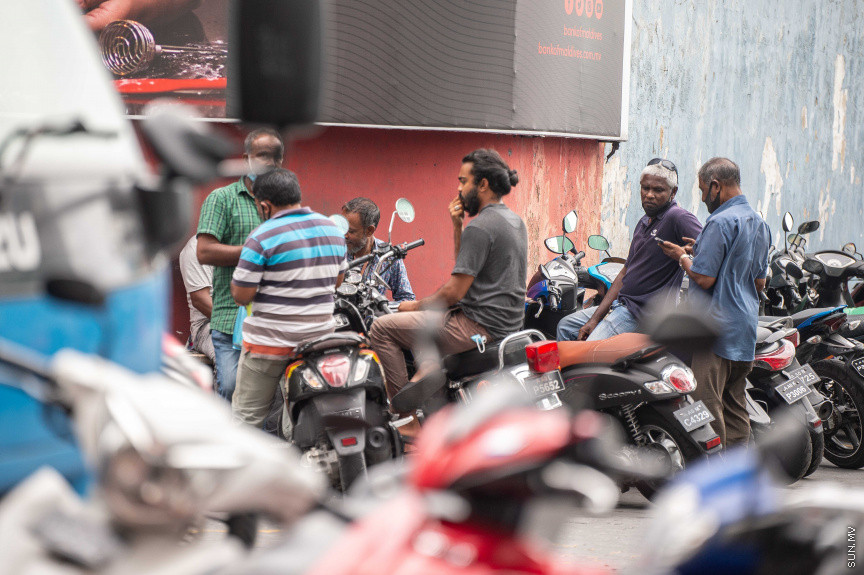 މޭ 26، 2021: ރާއްޖޭއަށް ކޮވިޑް-19 ގެ ހަތަރުވަނަ އަދި އެންމެ ނުރައްކާތެރި ރާޅު ބިންދާލުމާއެކު ކަމާބެހޭ ފަރާތްތަކުން ވަނީ ބަލި ހުއްޓުަވަން ފިޔަވަޅުތައް ހަރުކަށިކޮށް މަސައްކަތް ފަށާފަ އެވެ. އެގޮތުން ކާފިއު ގަޑި އިތުރުކޮށް ބޭރަށް ދާން ވަކި ހުއްދައެއް ހޯދައި، މޮނިޓަރިންގްގައި ހުރި ހުރިހާ ރަށެއްގައިވެސް ކާފިއު ވަނީ އިއުލާންކޮށްފަ އެވެ. އެހެންނަމަވެސް ފިޔަވަޅުތައް ހަރުކަށިކުރި ފުރަތަމަ ދުވަހުވެސް ވެރިރަށް މާލޭގެ މަގުތައް މަތިން ފެނިގެންދިޔައީ ގިނަ ބަޔަކަށް އަދިވެސް އެކަން ރޭކާނުލާތަނެވެ. ނޫނީ ފިޔަވަޅުތަކަށް ބީރު ކަންފަތެއް ދޭ ތަނެވެ. އަދިވެސް ބަލީގެ ނުރައްކަލަށް ހޭލުންތެރި ނުވާތަނެވެ -- ސަން ފޮޓޯ/ ފަޔާޒު މޫސާ