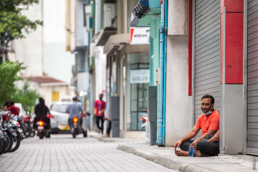 މޭ 26، 2021: ރާއްޖޭއަށް ކޮވިޑް-19 ގެ ހަތަރުވަނަ އަދި އެންމެ ނުރައްކާތެރި ރާޅު ބިންދާލުމާއެކު ކަމާބެހޭ ފަރާތްތަކުން ވަނީ ބަލި ހުއްޓުަވަން ފިޔަވަޅުތައް ހަރުކަށިކޮށް މަސައްކަތް ފަށާފަ އެވެ. އެގޮތުން ކާފިއު ގަޑި އިތުރުކޮށް ބޭރަށް ދާން ވަކި ހުއްދައެއް ހޯދައި، މޮނިޓަރިންގްގައި ހުރި ހުރިހާ ރަށެއްގައިވެސް ކާފިއު ވަނީ އިއުލާންކޮށްފަ އެވެ. އެހެންނަމަވެސް ފިޔަވަޅުތައް ހަރުކަށިކުރި ފުރަތަމަ ދުވަހުވެސް ވެރިރަށް މާލޭގެ މަގުތައް މަތިން ފެނިގެންދިޔައީ ގިނަ ބަޔަކަށް އަދިވެސް އެކަން ރޭކާނުލާތަނެވެ. ނޫނީ ފިޔަވަޅުތަކަށް ބީރު ކަންފަތެއް ދޭ ތަނެވެ. އަދިވެސް ބަލީގެ ނުރައްކަލަށް ހޭލުންތެރި ނުވާތަނެވެ -- ސަން ފޮޓޯ/ ފަޔާޒު މޫސާ