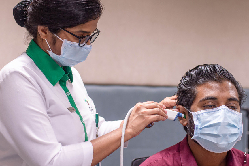 ޓްރީޓޮޕް ހޮސްޕިޓަލުގައި ދޭ ހިއަރިންގް އެއިޑް ފަރުވާ: އިމްޕޭޑެންސް އޮޑިއޯމެޓްރީ މެދުވެރިކޮށް އިޔާ ޑްރަމާއި އޭގެ ފަހަތުގައިވާ ސަރަހައްދާއި ކަންފަތުގެ މަސްތަކުގެ ހަރަކާތްތައް ދެނެގަނެވޭނެ -- ސަން ފޮޓޯ/ ފަޔާޒު މޫސާ