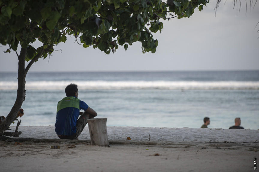 ޖޫން 2، 2021: ދުވާލަކު އެތައް ފުރާނައެއް ވަކިވެދަނީއެވެ. އެތައް ސަތޭކަ ބަޔަކު ކޮވިޑް19އަށް ޕޮޒިޓިވްވެ، ނުރައްކަލަށް ހުށަހެޅެނީއެވެ. ގައުމު މި އޮތީ މި ނުރައްކާތެރި ސިއްހީ ކަރިސާއާހުރެ، ހިތްދެމިނުލެވިފައެވެ. ކޮވިޑުގެ ހަތަރު ވަނަ ރާޅުން ރާއްޖެ އަރައި ނުގަނެވި އުޅޭތާ ކިތަންމެ ދުވަހެކެވެ. އެކަމަކު ބަލި ކޮންޓްރޯލްކުރަން އަޅާފައިވާ ފިޔަވަޅުތަކަށް ފަރުވާލެއްނެތި އެތައް މިތާ އުޅޭ މީހުން ހުޅުމާލެ އެކި ހިސާބުތަކުން މި ދަނީ ފެންނަމުންނެވެ. މި މީހުންގެ އަމަލުތަކުން ބުނެދެނީ ކޮވިޑަށް ވަރިހަމައެވެ. -- ސަން ފޮޓޯ/ ފަޔާޒު މޫސާ
