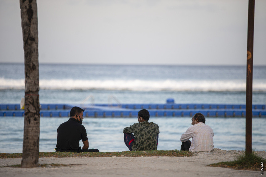 ޖޫން 2، 2021: ދުވާލަކު އެތައް ފުރާނައެއް ވަކިވެދަނީއެވެ. އެތައް ސަތޭކަ ބަޔަކު ކޮވިޑް19އަށް ޕޮޒިޓިވްވެ، ނުރައްކަލަށް ހުށަހެޅެނީއެވެ. ގައުމު މި އޮތީ މި ނުރައްކާތެރި ސިއްހީ ކަރިސާއާހުރެ، ހިތްދެމިނުލެވިފައެވެ. ކޮވިޑުގެ ހަތަރު ވަނަ ރާޅުން ރާއްޖެ އަރައި ނުގަނެވި އުޅޭތާ ކިތަންމެ ދުވަހެކެވެ. އެކަމަކު ބަލި ކޮންޓްރޯލްކުރަން އަޅާފައިވާ ފިޔަވަޅުތަކަށް ފަރުވާލެއްނެތި އެތައް މިތާ އުޅޭ މީހުން ހުޅުމާލެ އެކި ހިސާބުތަކުން މި ދަނީ ފެންނަމުންނެވެ. މި މީހުންގެ އަމަލުތަކުން ބުނެދެނީ ކޮވިޑަށް ވަރިހަމައެވެ. -- ސަން ފޮޓޯ/ ފަޔާޒު މޫސާ