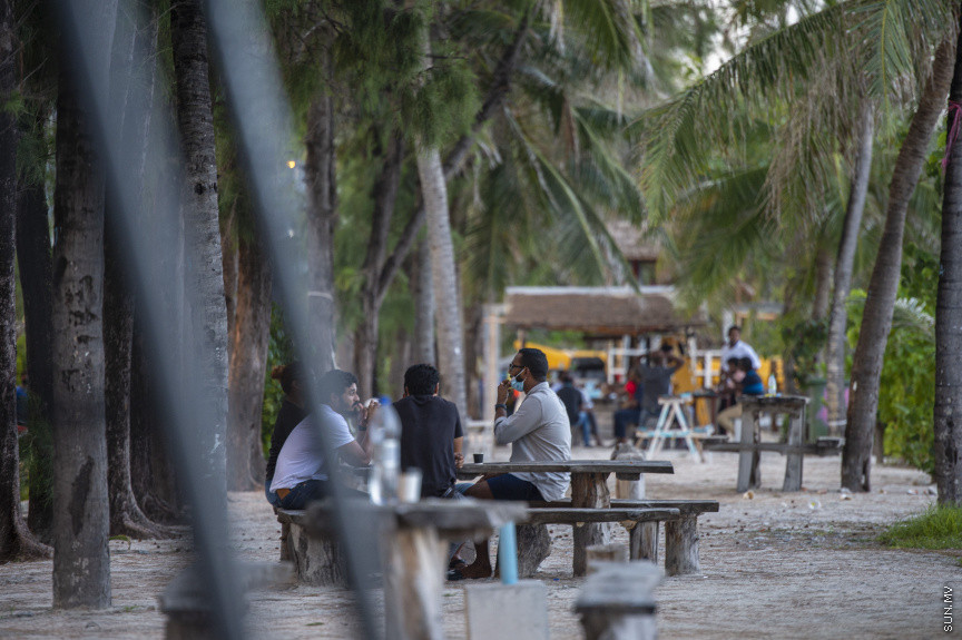 ޖޫން 2، 2021: ދުވާލަކު އެތައް ފުރާނައެއް ވަކިވެދަނީއެވެ. އެތައް ސަތޭކަ ބަޔަކު ކޮވިޑް19އަށް ޕޮޒިޓިވްވެ، ނުރައްކަލަށް ހުށަހެޅެނީއެވެ. ގައުމު މި އޮތީ މި ނުރައްކާތެރި ސިއްހީ ކަރިސާއާހުރެ، ހިތްދެމިނުލެވިފައެވެ. ކޮވިޑުގެ ހަތަރު ވަނަ ރާޅުން ރާއްޖެ އަރައި ނުގަނެވި އުޅޭތާ ކިތަންމެ ދުވަހެކެވެ. އެކަމަކު ބަލި ކޮންޓްރޯލްކުރަން އަޅާފައިވާ ފިޔަވަޅުތަކަށް ފަރުވާލެއްނެތި އެތައް މިތާ އުޅޭ މީހުން ހުޅުމާލެ އެކި ހިސާބުތަކުން މި ދަނީ ފެންނަމުންނެވެ. މި މީހުންގެ އަމަލުތަކުން ބުނެދެނީ ކޮވިޑަށް ވަރިހަމައެވެ. -- ސަން ފޮޓޯ/ ފަޔާޒު މޫސާ