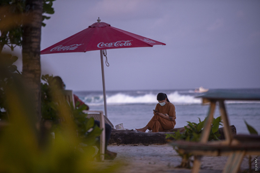 ޖޫން 2، 2021: ދުވާލަކު އެތައް ފުރާނައެއް ވަކިވެދަނީއެވެ. އެތައް ސަތޭކަ ބަޔަކު ކޮވިޑް19އަށް ޕޮޒިޓިވްވެ، ނުރައްކަލަށް ހުށަހެޅެނީއެވެ. ގައުމު މި އޮތީ މި ނުރައްކާތެރި ސިއްހީ ކަރިސާއާހުރެ، ހިތްދެމިނުލެވިފައެވެ. ކޮވިޑުގެ ހަތަރު ވަނަ ރާޅުން ރާއްޖެ އަރައި ނުގަނެވި އުޅޭތާ ކިތަންމެ ދުވަހެކެވެ. އެކަމަކު ބަލި ކޮންޓްރޯލްކުރަން އަޅާފައިވާ ފިޔަވަޅުތަކަށް ފަރުވާލެއްނެތި އެތައް މިތާ އުޅޭ މީހުން ހުޅުމާލެ އެކި ހިސާބުތަކުން މި ދަނީ ފެންނަމުންނެވެ. މި މީހުންގެ އަމަލުތަކުން ބުނެދެނީ ކޮވިޑަށް ވަރިހަމައެވެ. -- ސަން ފޮޓޯ/ ފަޔާޒު މޫސާ