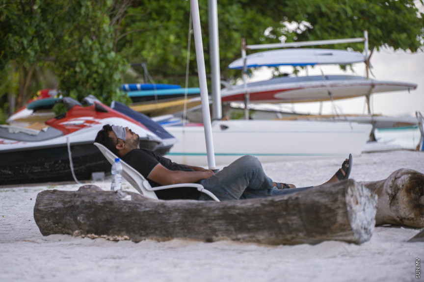 ޖޫން 2، 2021: ދުވާލަކު އެތައް ފުރާނައެއް ވަކިވެދަނީއެވެ. އެތައް ސަތޭކަ ބަޔަކު ކޮވިޑް19އަށް ޕޮޒިޓިވްވެ، ނުރައްކަލަށް ހުށަހެޅެނީއެވެ. ގައުމު މި އޮތީ މި ނުރައްކާތެރި ސިއްހީ ކަރިސާއާހުރެ، ހިތްދެމިނުލެވިފައެވެ. ކޮވިޑުގެ ހަތަރު ވަނަ ރާޅުން ރާއްޖެ އަރައި ނުގަނެވި އުޅޭތާ ކިތަންމެ ދުވަހެކެވެ. އެކަމަކު ބަލި ކޮންޓްރޯލްކުރަން އަޅާފައިވާ ފިޔަވަޅުތަކަށް ފަރުވާލެއްނެތި އެތައް މިތާ އުޅޭ މީހުން ހުޅުމާލެ އެކި ހިސާބުތަކުން މި ދަނީ ފެންނަމުންނެވެ. މި މީހުންގެ އަމަލުތަކުން ބުނެދެނީ ކޮވިޑަށް ވަރިހަމައެވެ. -- ސަން ފޮޓޯ/ ފަޔާޒު މޫސާ