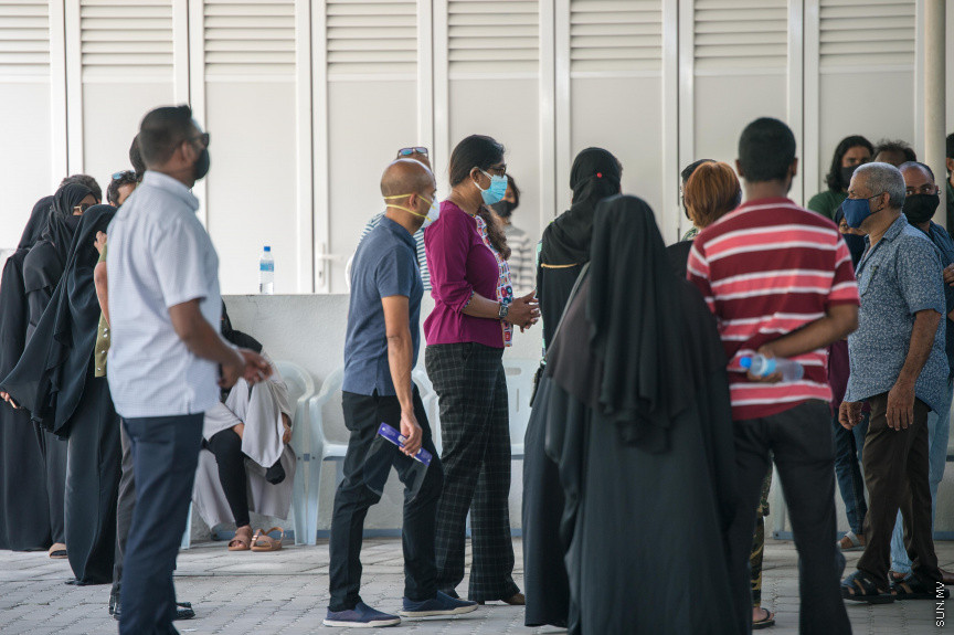 ޖޫން 7، 2021: ރާއްޖެއިން ކޮވިޑް19ގައި ނިޔާވި އެންމެ ދުވަސްވީ މީހާގެ ޖަނާޒާގެ ތެރެއިން: ނިޔާވެފައިވަނީ ސަރުކާރަށް ދިގު މުއްދަތެއް ވަންދެން ހިދުމަތް ކުރައްވާފައިވާ އަހުމަދު ހުސައިން މަނިިކު (ފިޔާތޮށި އަހުމަދު މަނިކު)، ނިޔާވި އިރު އުމުރު ފުޅަކީ 102 އަހަރު -- ސަން ފޮޓޯ/ ފަޔާޒު މޫސާ