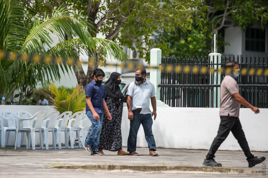 ޖޫން 7، 2021: ރާއްޖެއިން ކޮވިޑް19ގައި ނިޔާވި އެންމެ ދުވަސްވީ މީހާގެ ޖަނާޒާގެ ތެރެއިން: ނިޔާވެފައިވަނީ ސަރުކާރަށް ދިގު މުއްދަތެއް ވަންދެން ހިދުމަތް ކުރައްވާފައިވާ އަހުމަދު ހުސައިން މަނިިކު (ފިޔާތޮށި އަހުމަދު މަނިކު)، ނިޔާވި އިރު އުމުރު ފުޅަކީ 102 އަހަރު -- ސަން ފޮޓޯ/ ފަޔާޒު މޫސާ