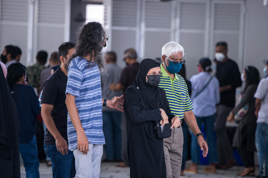 ޖޫން 7، 2021: ރާއްޖެއިން ކޮވިޑް19ގައި ނިޔާވި އެންމެ ދުވަސްވީ މީހާގެ ޖަނާޒާގެ ތެރެއިން: ނިޔާވެފައިވަނީ ސަރުކާރަށް ދިގު މުއްދަތެއް ވަންދެން ހިދުމަތް ކުރައްވާފައިވާ އަހުމަދު ހުސައިން މަނިިކު (ފިޔާތޮށި އަހުމަދު މަނިކު)، ނިޔާވި އިރު އުމުރު ފުޅަކީ 102 އަހަރު -- ސަން ފޮޓޯ/ ފަޔާޒު މޫސާ