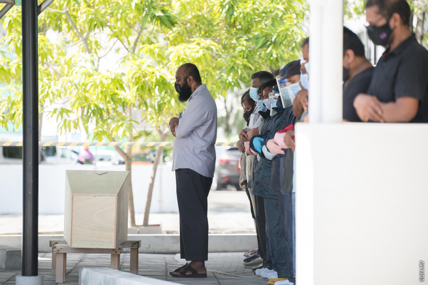 ޖޫން 7، 2021: ރާއްޖެއިން ކޮވިޑް19ގައި ނިޔާވި އެންމެ ދުވަސްވީ މީހާގެ ޖަނާޒާގެ ތެރެއިން: ނިޔާވެފައިވަނީ ސަރުކާރަށް ދިގު މުއްދަތެއް ވަންދެން ހިދުމަތް ކުރައްވާފައިވާ އަހުމަދު ހުސައިން މަނިިކު (ފިޔާތޮށި އަހުމަދު މަނިކު)، ނިޔާވި އިރު އުމުރު ފުޅަކީ 102 އަހަރު -- ސަން ފޮޓޯ/ ފަޔާޒު މޫސާ