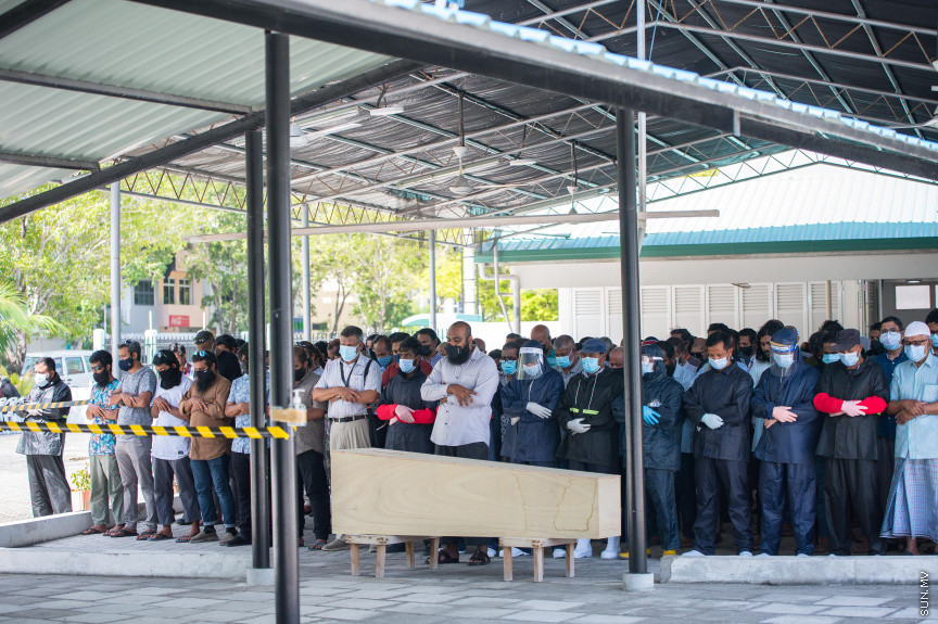 ޖޫން 7، 2021: ރާއްޖެއިން ކޮވިޑް19ގައި ނިޔާވި އެންމެ ދުވަސްވީ މީހާގެ ޖަނާޒާގެ ތެރެއިން: ނިޔާވެފައިވަނީ ސަރުކާރަށް ދިގު މުއްދަތެއް ވަންދެން ހިދުމަތް ކުރައްވާފައިވާ އަހުމަދު ހުސައިން މަނިިކު (ފިޔާތޮށި އަހުމަދު މަނިކު)، ނިޔާވި އިރު އުމުރު ފުޅަކީ 102 އަހަރު -- ސަން ފޮޓޯ/ ފަޔާޒު މޫސާ