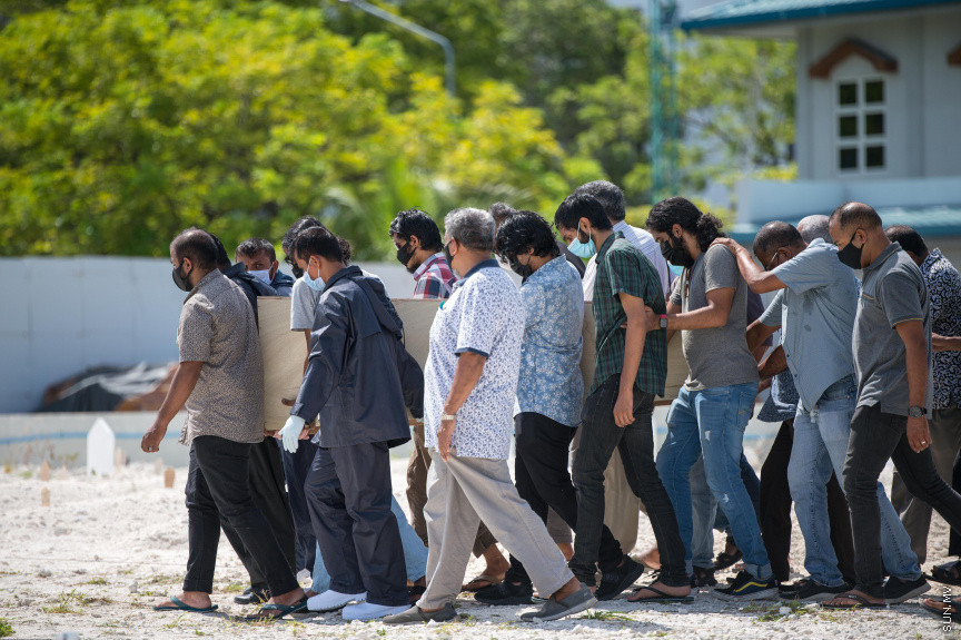 ޖޫން 7، 2021: ރާއްޖެއިން ކޮވިޑް19ގައި ނިޔާވި އެންމެ ދުވަސްވީ މީހާގެ ޖަނާޒާގެ ތެރެއިން: ނިޔާވެފައިވަނީ ސަރުކާރަށް ދިގު މުއްދަތެއް ވަންދެން ހިދުމަތް ކުރައްވާފައިވާ އަހުމަދު ހުސައިން މަނިިކު (ފިޔާތޮށި އަހުމަދު މަނިކު)، ނިޔާވި އިރު އުމުރު ފުޅަކީ 102 އަހަރު -- ސަން ފޮޓޯ/ ފަޔާޒު މޫސާ