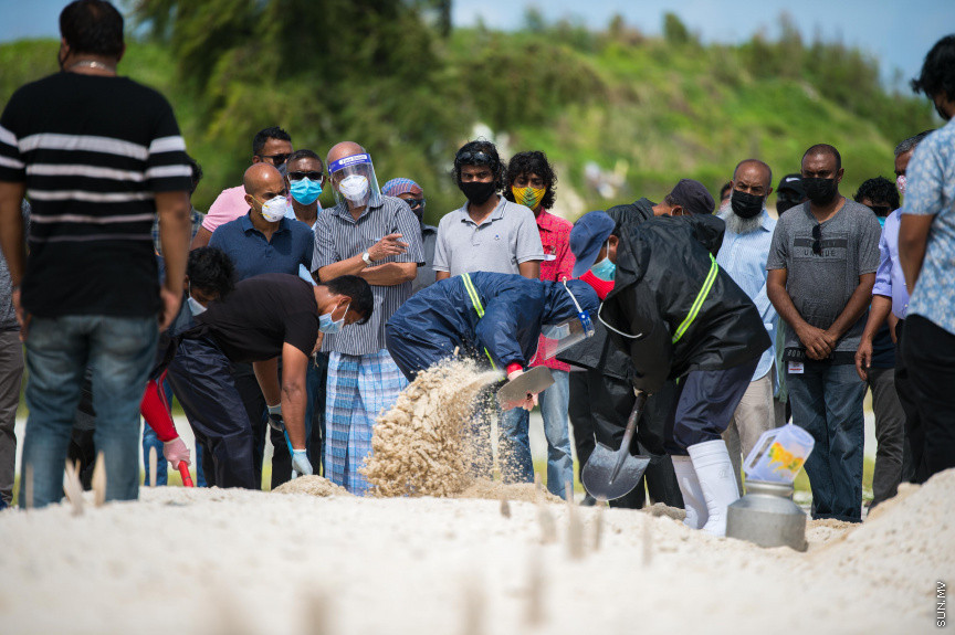 ޖޫން 7، 2021: ރާއްޖެއިން ކޮވިޑް19ގައި ނިޔާވި އެންމެ ދުވަސްވީ މީހާގެ ޖަނާޒާގެ ތެރެއިން: ނިޔާވެފައިވަނީ ސަރުކާރަށް ދިގު މުއްދަތެއް ވަންދެން ހިދުމަތް ކުރައްވާފައިވާ އަހުމަދު ހުސައިން މަނިިކު (ފިޔާތޮށި އަހުމަދު މަނިކު)، ނިޔާވި އިރު އުމުރު ފުޅަކީ 102 އަހަރު -- ސަން ފޮޓޯ/ ފަޔާޒު މޫސާ