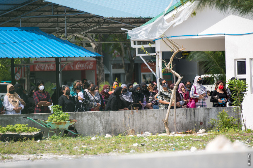 ޖޫން 7، 2021: ރާއްޖެއިން ކޮވިޑް19ގައި ނިޔާވި އެންމެ ދުވަސްވީ މީހާގެ ޖަނާޒާގެ ތެރެއިން: ނިޔާވެފައިވަނީ ސަރުކާރަށް ދިގު މުއްދަތެއް ވަންދެން ހިދުމަތް ކުރައްވާފައިވާ އަހުމަދު ހުސައިން މަނިިކު (ފިޔާތޮށި އަހުމަދު މަނިކު)، ނިޔާވި އިރު އުމުރު ފުޅަކީ 102 އަހަރު -- ސަން ފޮޓޯ/ ފަޔާޒު މޫސާ