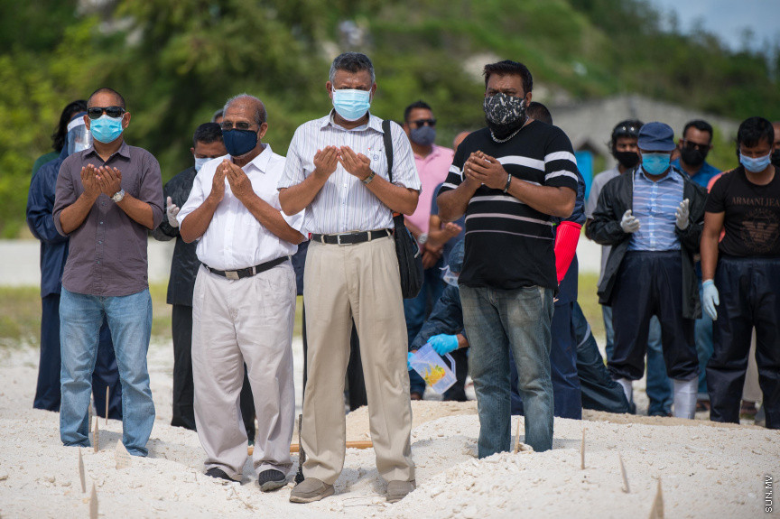 ޖޫން 7، 2021: ރާއްޖެއިން ކޮވިޑް19ގައި ނިޔާވި އެންމެ ދުވަސްވީ މީހާގެ ޖަނާޒާގެ ތެރެއިން: ނިޔާވެފައިވަނީ ސަރުކާރަށް ދިގު މުއްދަތެއް ވަންދެން ހިދުމަތް ކުރައްވާފައިވާ އަހުމަދު ހުސައިން މަނިިކު (ފިޔާތޮށި އަހުމަދު މަނިކު)، ނިޔާވި އިރު އުމުރު ފުޅަކީ 102 އަހަރު -- ސަން ފޮޓޯ/ ފަޔާޒު މޫސާ