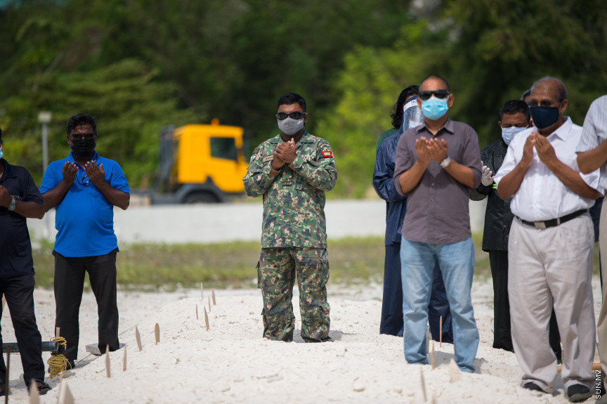 ޖޫން 7، 2021: ރާއްޖެއިން ކޮވިޑް19ގައި ނިޔާވި އެންމެ ދުވަސްވީ މީހާގެ ޖަނާޒާގެ ތެރެއިން: ނިޔާވެފައިވަނީ ސަރުކާރަށް ދިގު މުއްދަތެއް ވަންދެން ހިދުމަތް ކުރައްވާފައިވާ އަހުމަދު ހުސައިން މަނިިކު (ފިޔާތޮށި އަހުމަދު މަނިކު)، ނިޔާވި އިރު އުމުރު ފުޅަކީ 102 އަހަރު -- ސަން ފޮޓޯ/ ފަޔާޒު މޫސާ