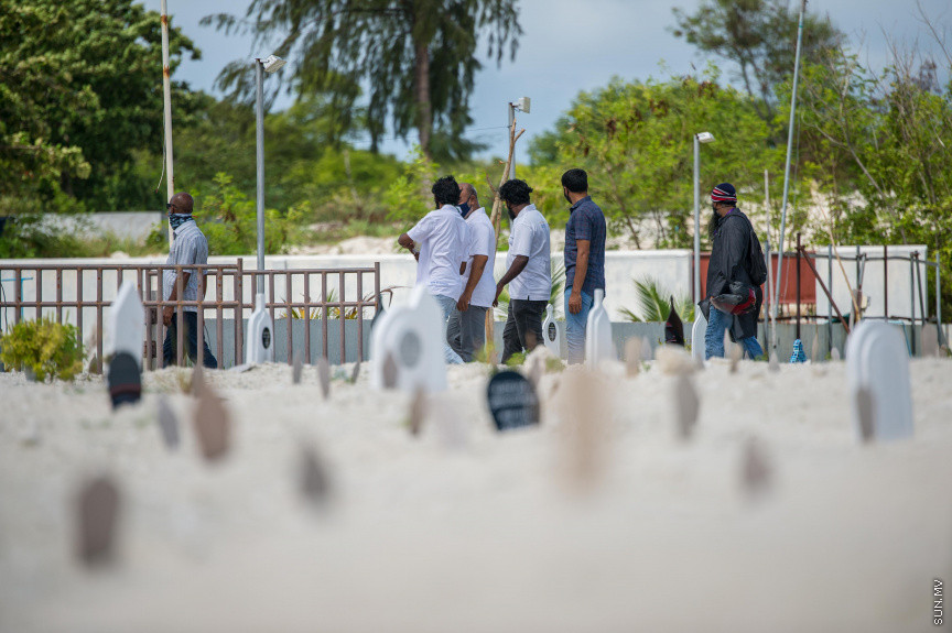 ޖޫން 7، 2021: ރާއްޖެއިން ކޮވިޑް19ގައި ނިޔާވި އެންމެ ދުވަސްވީ މީހާގެ ޖަނާޒާގެ ތެރެއިން: ނިޔާވެފައިވަނީ ސަރުކާރަށް ދިގު މުއްދަތެއް ވަންދެން ހިދުމަތް ކުރައްވާފައިވާ އަހުމަދު ހުސައިން މަނިިކު (ފިޔާތޮށި އަހުމަދު މަނިކު)، ނިޔާވި އިރު އުމުރު ފުޅަކީ 102 އަހަރު -- ސަން ފޮޓޯ/ ފަޔާޒު މޫސާ