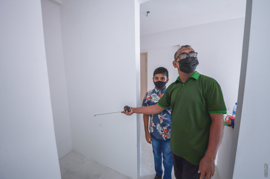 ޖޫން 28، 2021: ހުޅުމާލޭ ދެވަނަ ފިޔަވަހީގައި އިމާރާތްކޮށްފައިވާ ހިޔާ ފްލެޓްތައް ލިބިފައިވާ ފަރާތްތަކަށް ފްލެޓްތައް ދައްކާލުން: ހުރިހާ މީހުންވެސް ދައްކަނީ ފްލެޓްތަކުގައި ހުރި މައްސަލަތަކުގެ ވާހަކަ: -- ސަން ފޮޓޯ/ ފަޔާޒު މޫސާ