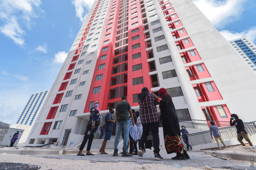 ޖޫން 28، 2021: ހުޅުމާލޭ ދެވަނަ ފިޔަވަހީގައި އިމާރާތްކޮށްފައިވާ ހިޔާ ފްލެޓްތައް ލިބިފައިވާ ފަރާތްތަކަށް ފްލެޓްތައް ދައްކާލުން: ހުރިހާ މީހުންވެސް ދައްކަނީ ފްލެޓްތަކުގައި ހުރި މައްސަލަތަކުގެ ވާހަކަ: -- ސަން ފޮޓޯ/ ފަޔާޒު މޫސާ