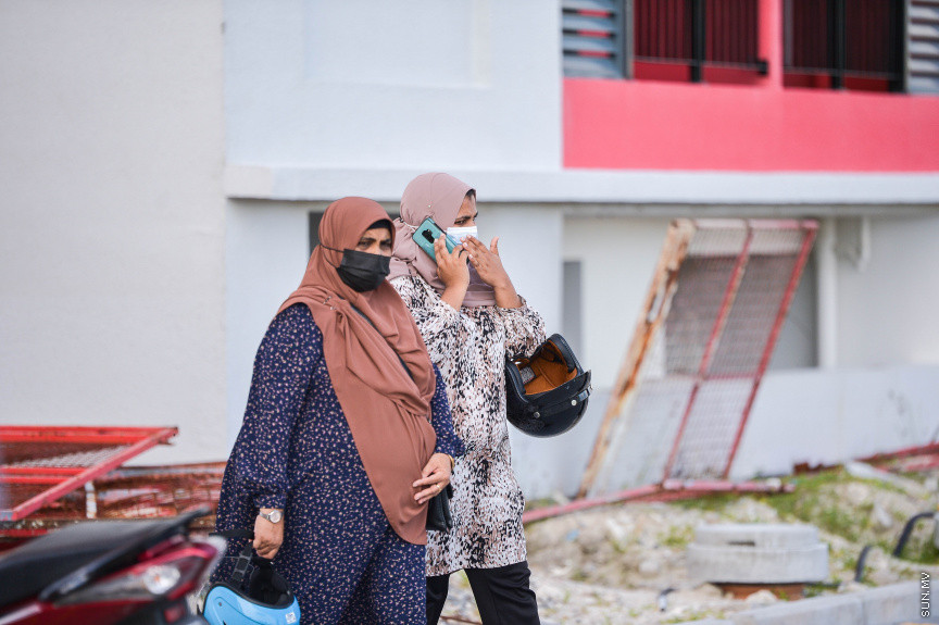 ޖޫން 28، 2021: ހުޅުމާލޭ ދެވަނަ ފިޔަވަހީގައި އިމާރާތްކޮށްފައިވާ ހިޔާ ފްލެޓްތައް ލިބިފައިވާ ފަރާތްތަކަށް ފްލެޓްތައް ދައްކާލުން: ހުރިހާ މީހުންވެސް ދައްކަނީ ފްލެޓްތަކުގައި ހުރި މައްސަލަތަކުގެ ވާހަކަ: -- ސަން ފޮޓޯ/ ފަޔާޒު މޫސާ