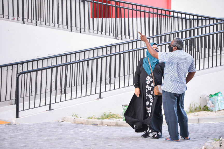 ޖޫން 28، 2021: ހުޅުމާލޭ ދެވަނަ ފިޔަވަހީގައި އިމާރާތްކޮށްފައިވާ ހިޔާ ފްލެޓްތައް ލިބިފައިވާ ފަރާތްތަކަށް ފްލެޓްތައް ދައްކާލުން: ހުރިހާ މީހުންވެސް ދައްކަނީ ފްލެޓްތަކުގައި ހުރި މައްސަލަތަކުގެ ވާހަކަ: -- ސަން ފޮޓޯ/ ފަޔާޒު މޫސާ