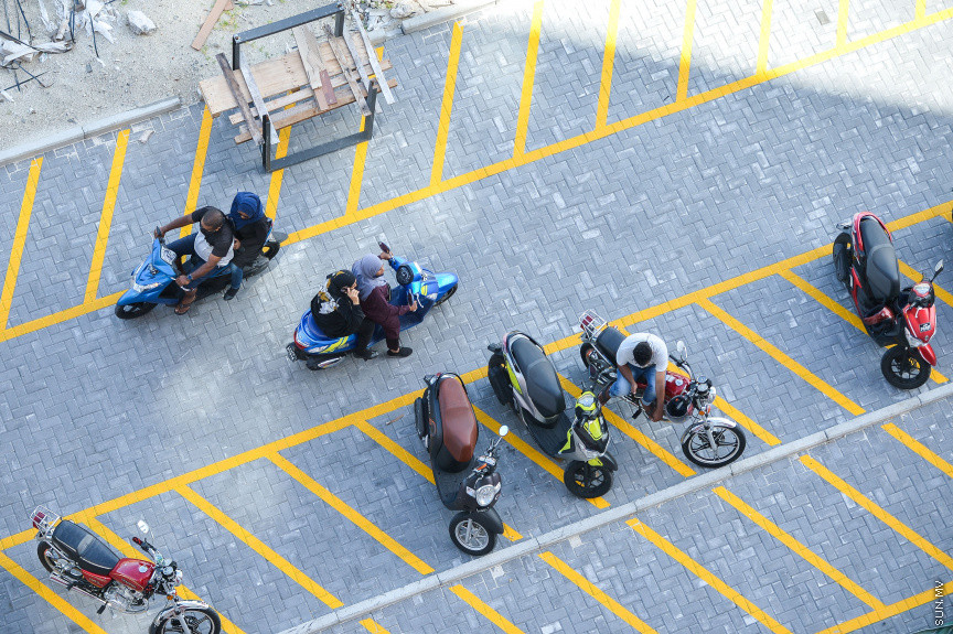 ޖޫން 28، 2021: ހުޅުމާލޭ ދެވަނަ ފިޔަވަހީގައި އިމާރާތްކޮށްފައިވާ ހިޔާ ފްލެޓްތައް ލިބިފައިވާ ފަރާތްތަކަށް ފްލެޓްތައް ދައްކާލުން: ހުރިހާ މީހުންވެސް ދައްކަނީ ފްލެޓްތަކުގައި ހުރި މައްސަލަތަކުގެ ވާހަކަ: -- ސަން ފޮޓޯ/ ފަޔާޒު މޫސާ