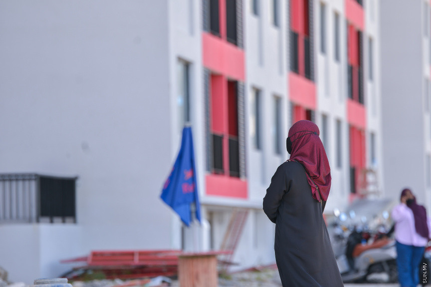 ޖޫން 28، 2021: ހުޅުމާލޭ ދެވަނަ ފިޔަވަހީގައި އިމާރާތްކޮށްފައިވާ ހިޔާ ފްލެޓްތައް ލިބިފައިވާ ފަރާތްތަކަށް ފްލެޓްތައް ދައްކާލުން: ހުރިހާ މީހުންވެސް ދައްކަނީ ފްލެޓްތަކުގައި ހުރި މައްސަލަތަކުގެ ވާހަކަ: -- ސަން ފޮޓޯ/ ފަޔާޒު މޫސާ