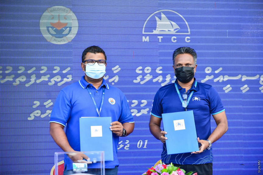 ޖުލައި 1، 2021: އެމްޓީސީސީއަށް އެމްޕީއެލްގެ އާންމު ދަތުރުފަތުރުގެ ހިދުމަތް ބަދަލުކުރުމަށް ގްރޭޓަރ މާލެ ބަސް ޓާމިނަލްގައި ބޭއްވި ހަފްލާގެ ތެރެއިން -- ސަން ފޮޓޯ/ ފަޔާޒު މޫސާ