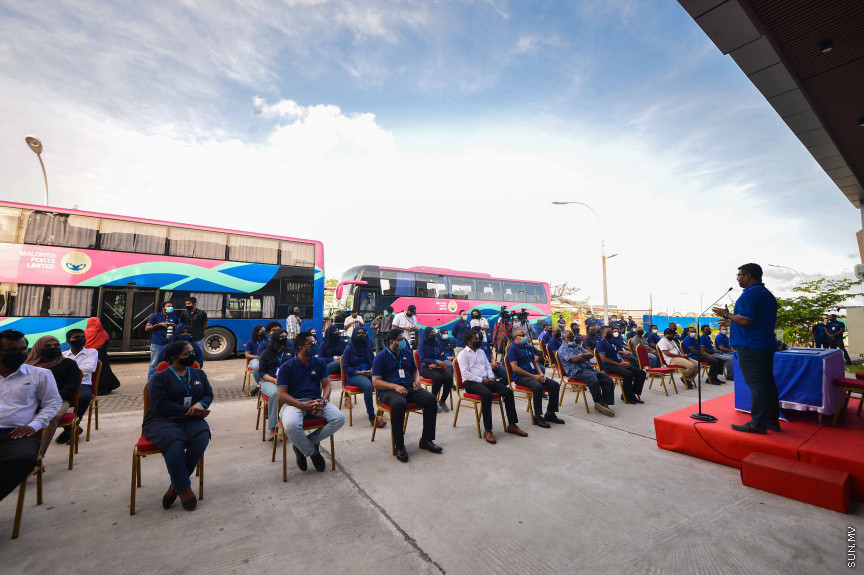 ޖުލައި 1، 2021: އެމްޓީސީސީއަށް އެމްޕީއެލްގެ އާންމު ދަތުރުފަތުރުގެ ހިދުމަތް ބަދަލުކުރުމަށް ގްރޭޓަރ މާލެ ބަސް ޓާމިނަލްގައި ބޭއްވި ހަފްލާގެ ތެރެއިން -- ސަން ފޮޓޯ/ ފަޔާޒު މޫސާ