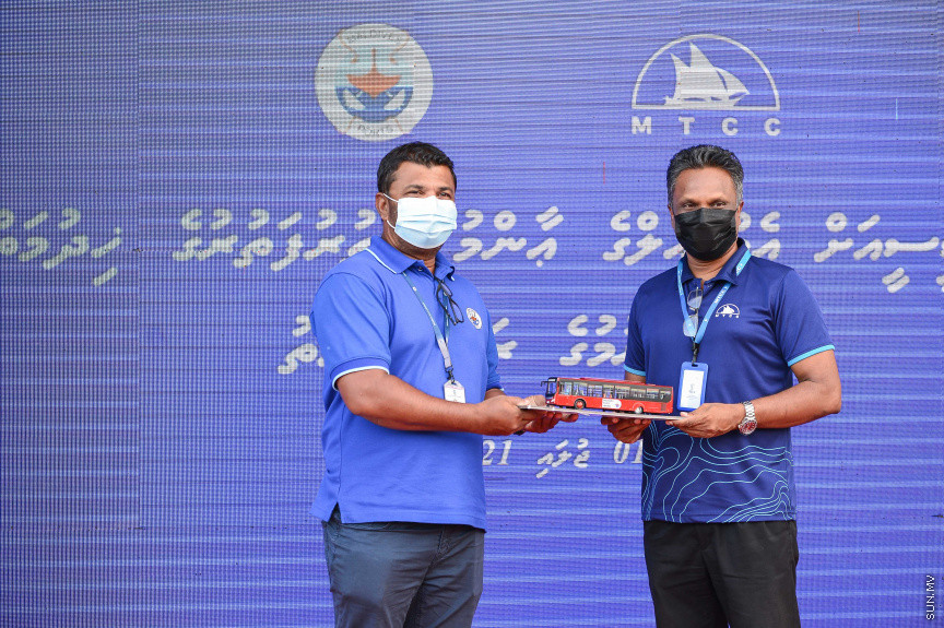 ޖުލައި 1، 2021: އެމްޓީސީސީއަށް އެމްޕީއެލްގެ އާންމު ދަތުރުފަތުރުގެ ހިދުމަތް ބަދަލުކުރުމަށް ގްރޭޓަރ މާލެ ބަސް ޓާމިނަލްގައި ބޭއްވި ހަފްލާގެ ތެރެއިން -- ސަން ފޮޓޯ/ ފަޔާޒު މޫސާ