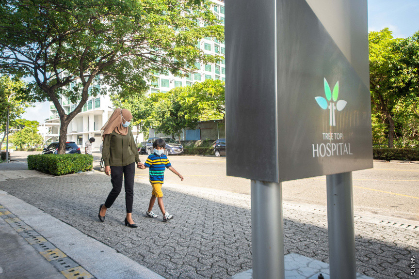 ޖޫން 30، 2021: ހިތާނީ މޫސުމަށް ޓްރީޓޮޕް ތައްޔާރަށް: ޓްރީޓޮޕް ހޮސްޕިޓަލުގެ އެންޓްރަންސުގައި ގެސްޓެއް -- ސަން ފޮޓޯ/ ފަޔާޒު މޫސާ