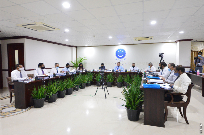 ޖުލައި 7، 2021: ރައްޔިތުންގެ މަޖިލީހުގެ ރައީސް މުހައްމަދު ނަޝީދަށް އަމާޒުކޮށް ދިން ނުރައްކާތެރި ޓެރެރިސްޓް ހަމަލާއާ ގުޅިގެން މަޖިލީހުގެ 241 ކޮމިޓީން ކުރިއަށް ގެންދިޔަ އިންކުއަރީގެ ފައިނަލް ރިޕޯޓު ފާސްކުރުމަށް ބޭއްވި ބައްދަލުވުމުގެ ތެރެއިން: މި ރިޕޯޓު ފާސްވީ ކޮމިޓީގެ އަޣުލަބިއްޔަތުން -- ސަން ފޮޓޯ/ ފަޔާޒު މޫސާ