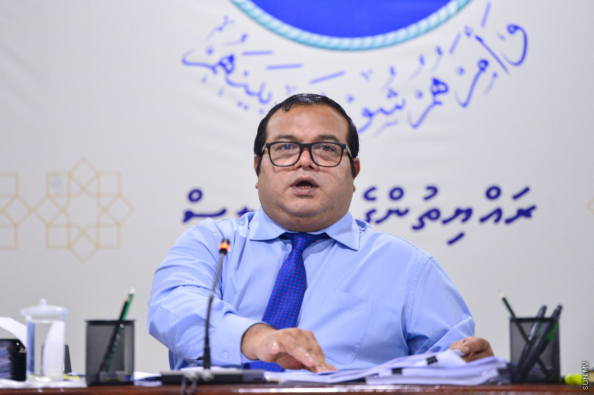 ޖުލައި 7، 2021: ރައްޔިތުންގެ މަޖިލީހުގެ ރައީސް މުހައްމަދު ނަޝީދަށް އަމާޒުކޮށް ދިން ނުރައްކާތެރި ޓެރެރިސްޓް ހަމަލާއާ ގުޅިގެން މަޖިލީހުގެ 241 ކޮމިޓީން ކުރިއަށް ގެންދިޔަ އިންކުއަރީގެ ފައިނަލް ރިޕޯޓު ފާސްކުރުމަށް ބޭއްވި ބައްދަލުވުމުގެ ތެރެއިން: މި ރިޕޯޓު ފާސްވީ ކޮމިޓީގެ އަޣުލަބިއްޔަތުން -- ސަން ފޮޓޯ/ ފަޔާޒު މޫސާ