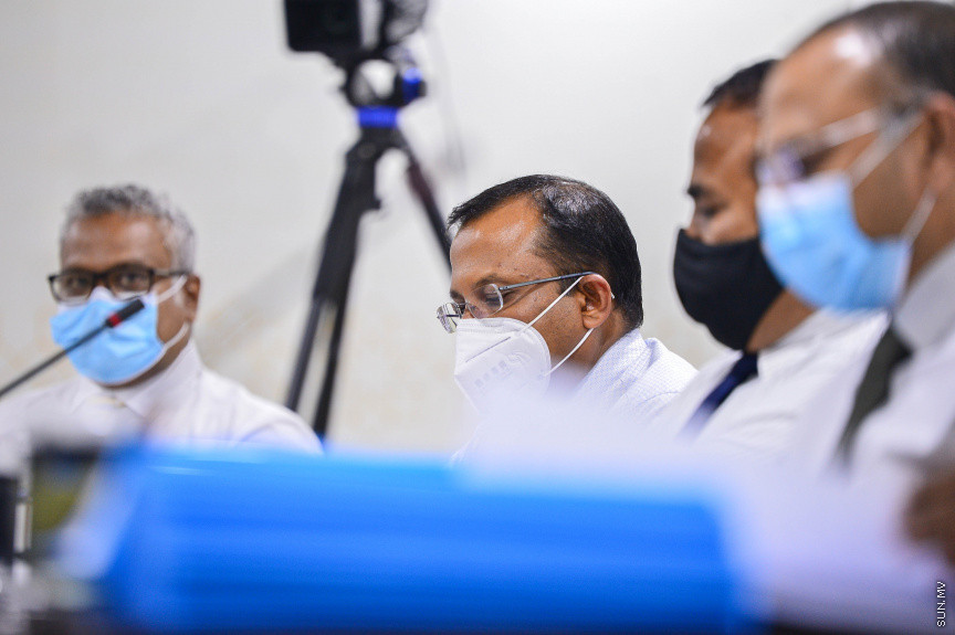 ޖުލައި 7، 2021: ރައްޔިތުންގެ މަޖިލީހުގެ ރައީސް މުހައްމަދު ނަޝީދަށް އަމާޒުކޮށް ދިން ނުރައްކާތެރި ޓެރެރިސްޓް ހަމަލާއާ ގުޅިގެން މަޖިލީހުގެ 241 ކޮމިޓީން ކުރިއަށް ގެންދިޔަ އިންކުއަރީގެ ފައިނަލް ރިޕޯޓު ފާސްކުރުމަށް ބޭއްވި ބައްދަލުވުމުގެ ތެރެއިން: މި ރިޕޯޓު ފާސްވީ ކޮމިޓީގެ އަޣުލަބިއްޔަތުން -- ސަން ފޮޓޯ/ ފަޔާޒު މޫސާ