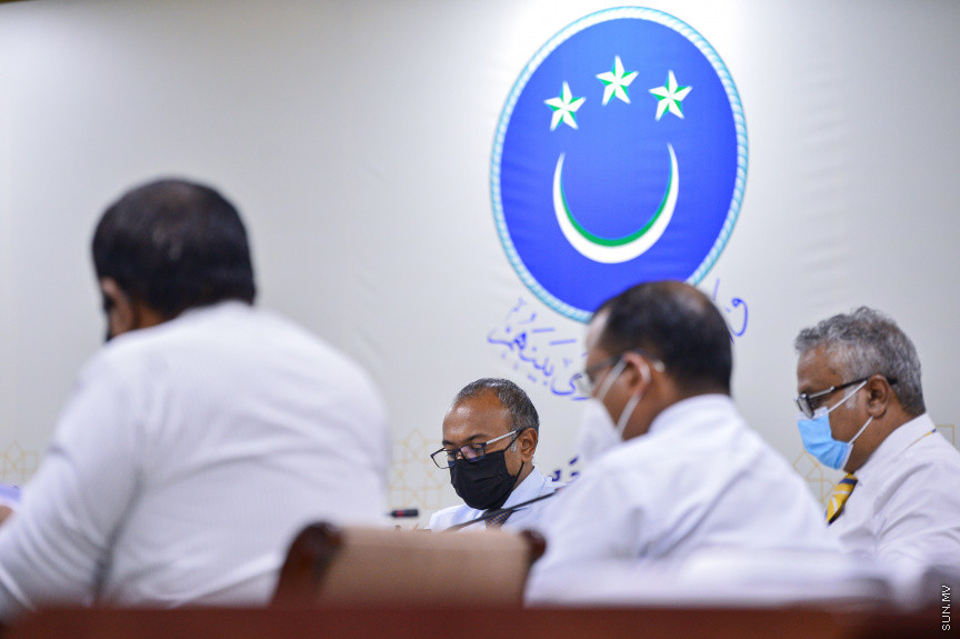 ޖުލައި 7، 2021: ރައްޔިތުންގެ މަޖިލީހުގެ ރައީސް މުހައްމަދު ނަޝީދަށް އަމާޒުކޮށް ދިން ނުރައްކާތެރި ޓެރެރިސްޓް ހަމަލާއާ ގުޅިގެން މަޖިލީހުގެ 241 ކޮމިޓީން ކުރިއަށް ގެންދިޔަ އިންކުއަރީގެ ފައިނަލް ރިޕޯޓު ފާސްކުރުމަށް ބޭއްވި ބައްދަލުވުމުގެ ތެރެއިން: މި ރިޕޯޓު ފާސްވީ ކޮމިޓީގެ އަޣުލަބިއްޔަތުން -- ސަން ފޮޓޯ/ ފަޔާޒު މޫސާ